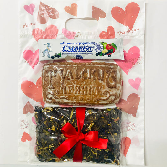 ブラックカラントペースト入りプリャーニキ、　ブラックカラントフルーツシート”スモクヴァ”と紅茶セット（袋付き）