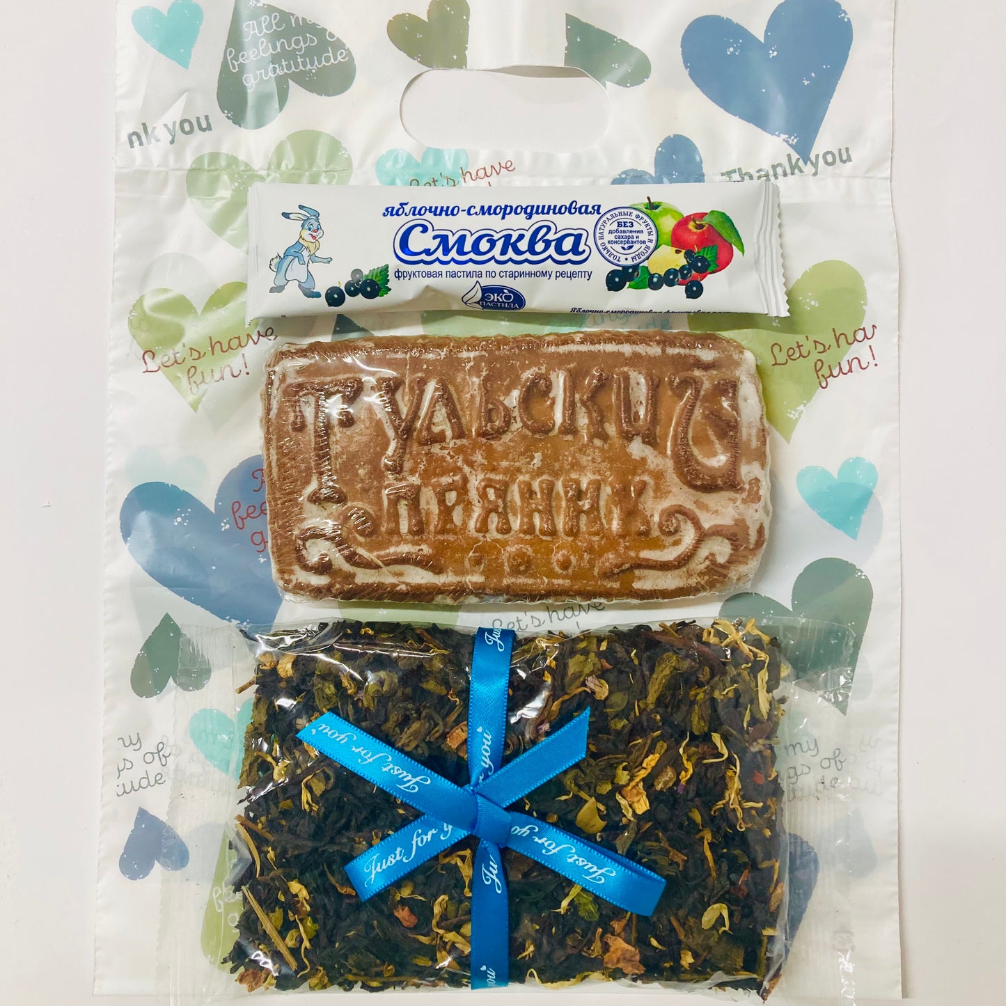 ブラックカラントペースト入りプリャーニキ、　ブラックカラントフルーツシート”スモクヴァ”と紅茶セット（袋付き）